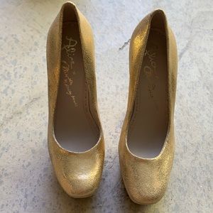 Gold platform pumps